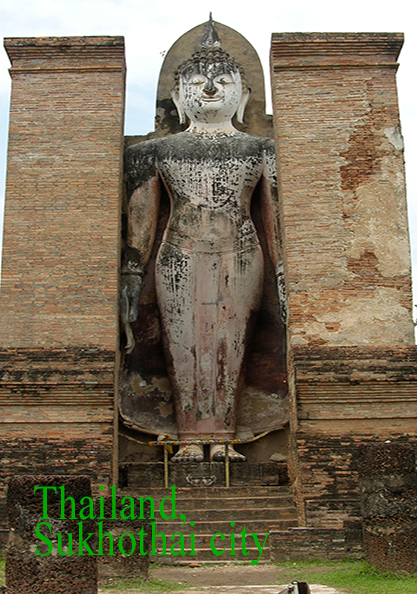 Thaïlande, photo en pied d'une représentation de Buddha aux abords du site de Sukhothai